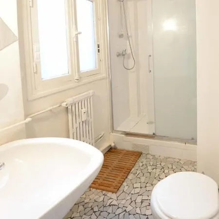 Beautiful Flat Near Arc De Triomphe *